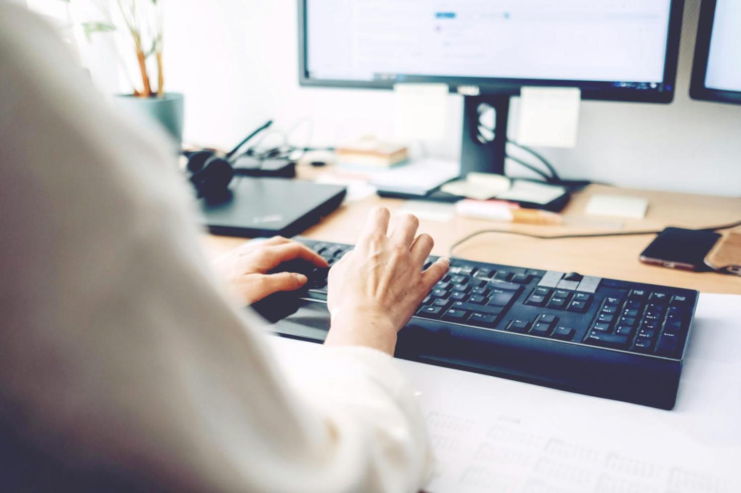 Estudiante utilizando programa de aprendizaje flexible en diferentes horarios